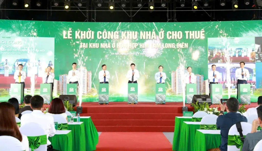 Các Đại biểu bấm nút khởi công Dự án Khu nhà ở hỗn hợp Him Lam Long Biên.